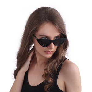 แว่นกันแดดทรงสามเหลี่ยมแฟชั่นใหม่ล่าสุด กรอบเล็ก หรูหรา สำหรับผู้หญิง ทรงแคทอาย กรอบ PC เลนส์อะคริลิค สีพื้น เลนส์สีควันบุหรี่ ยี่ห้อ Benola - Product Image 6