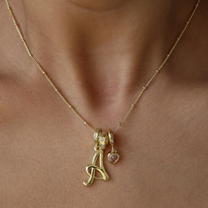 Collana Personalizzata Placcata Oro 18K con 26 Lettere, Cuore Rosa e Zircone Rotondo, Regalo per San Valentino e Natale per Amici e Coppie - Product Image 2