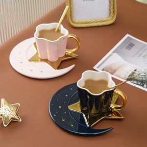 Tazza da Caffè in Porcellana Bone China Nordica Resistente alle Alte Temperature Riutilizzabile Sicura per Alimenti Creativa con Manico Dorato a Forma di Stella e Luna - Product Image 1