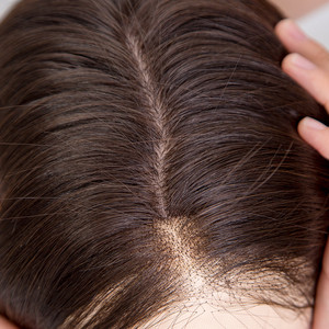 Premie entièrement attaché à la main haut en soie couleur brune naturelle perruques médicales de cheveux humains européens vierges bruts - Product Image 5