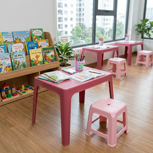 Table d'étude 65x45 cm en plastique PP, bureau d'activités pour enfants, léger, imperméable, empilable, table d'apprentissage moderne pour enfants, jeu en extérieur - Product Image 6