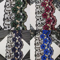Dentelle brodée multicolore avec fleurs 3D, paillettes et perles, bord ondulé, dentelle en organza, dentelle 100% polyester.