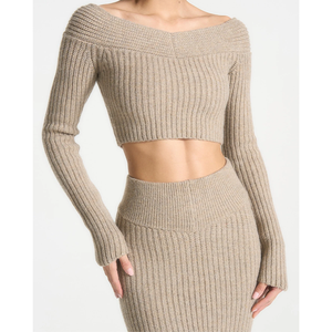 Die 2-teilige Strick-Lounge für Damen setzt einen schulter gestrickten Crop-Top-Maxirock mit abgewinkelter Taille ab - Product Image 3