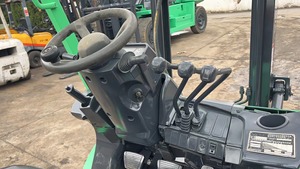 Chariot élévateur diesel Mitsubishi d'occasion de 2,5 tonnes, 4 roues, pneus pleins, terrain accidenté, garantie d'un an, faible entretien, utilisation en entrepôt - Product Image 4