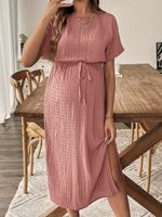 Robe longue de maternité décontractée à col rond, texturée en maille, avec cordon de serrage à la taille, fente latérale et manches courtes