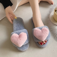 Chaussons d'intérieur en peluche en forme de cœur avec logo personnalisé pour femmes, semelle antidérapante en PVC, chauds pour l'hiver, pour la maison et les loisirs