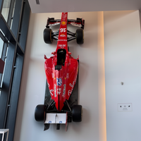 Sculpture de voiture de course F1, décoration artistique, statue de voiture de course en fibre de verre, sculpture extérieure, fabrication sur mesure OEM ODM