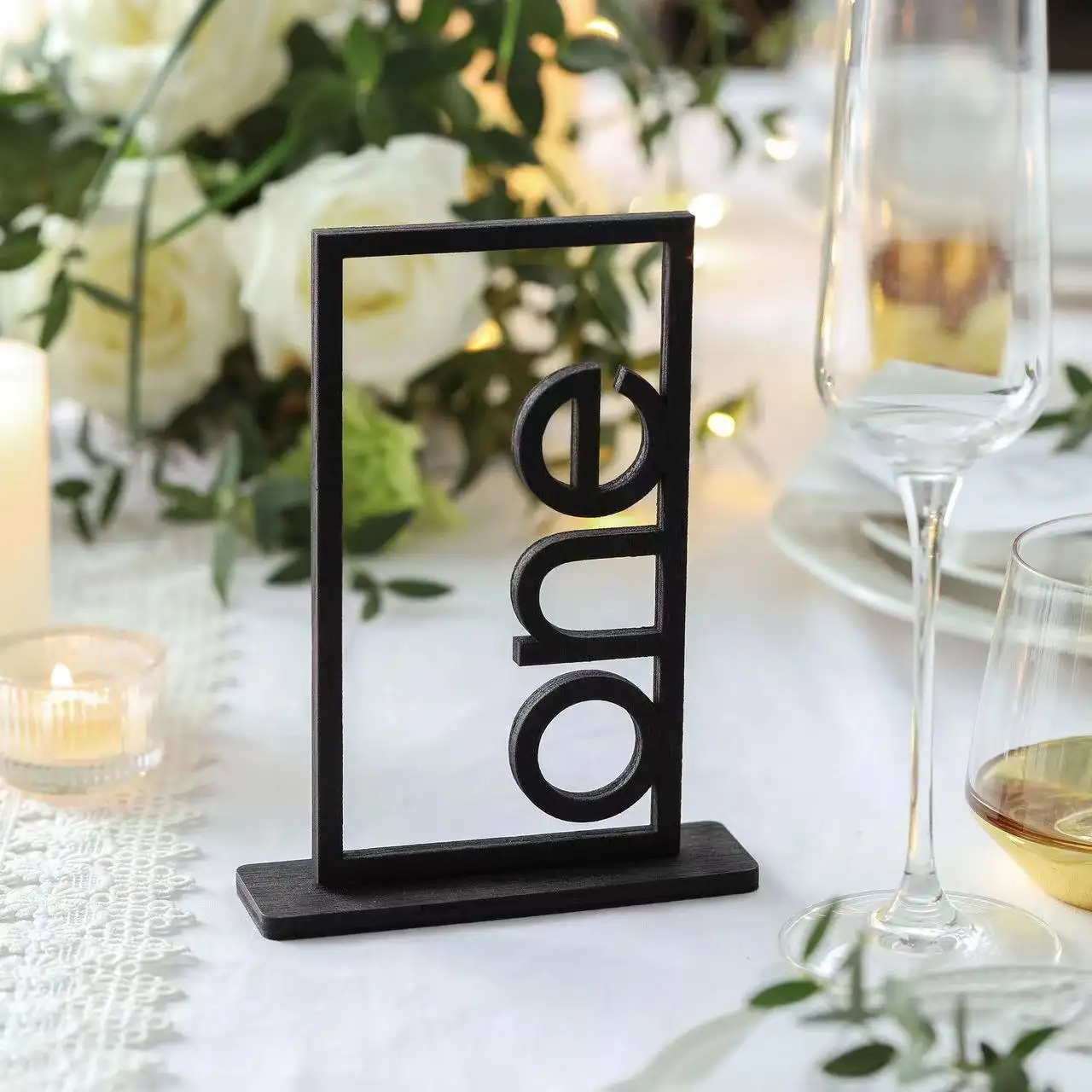 Numéros de table en bois de style Ins Signes de numéro de table de fête de mariage noirs avec support pour la réception de restauration de fête