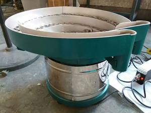 Máquina Alimentadora Vibratória Automática com Anel O Rotativo Multi-Trilho - Product Image 6