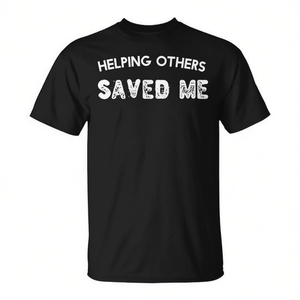 Camiseta promocional unisex para adultos negra con la frase "Helping Others Saved Me" - Product Image 2