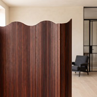 Paravent et séparateur de pièce moderne en bois de pin léger, imperméable, couleur rouge vin et noyer, avec design incurvé en arc