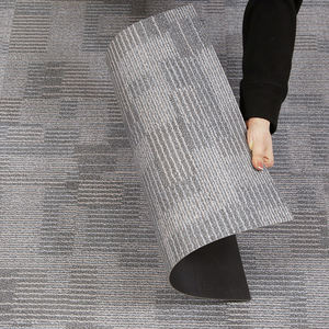 Revêtement de sol en <span class=keywords><strong>vinyle</strong></span> Revêtement UV écologique Revêtement de sol imperméable Planche de <span class=keywords><strong>vinyle</strong></span> Carreaux de <span class=keywords><strong>vinyle</strong></span> de luxe - Product Image 2