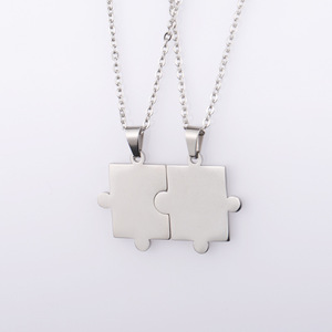 Collier Puzzle géométrique assorti en acier inoxydable gravé personnalisé à la mode chaîne à maillons plaqués or pour les couples - Product Image 3