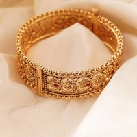 Bracelet en laiton filigrané orné, motif linéaire, accents de pierres rouges, écologique, fait main, traditionnel, pour femmes, pour mariage/fête/événement