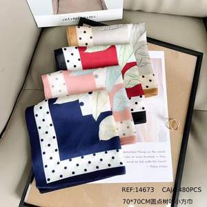 Foulard Quadrato Intimissimi 70x70Cm con Motivo a Foglie e Pois, Accessorio di Moda in Seta Multifunzionale - Product Image 1