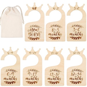 Set di 7 Divisori per Armadio <span class=keywords><strong>in</strong></span> <span class=keywords><strong>Legno</strong></span> Rustico Fatto a Mano per Neonati, Separatori <span class=keywords><strong>da</strong></span> <span class=keywords><strong>Parete</strong></span> Incisi per Guardaroba - Product Image 1