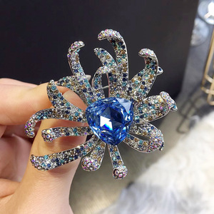 XILIANGFEIZI Venta de liquidación Broche de fuegos artificiales de boda Cristal austriaco Brillante Broches de crisantemo de circón completo - Product Image 1