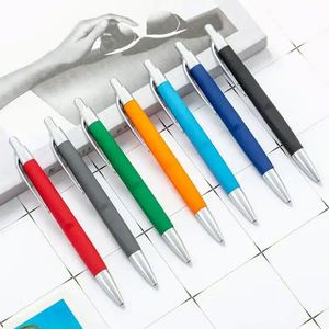 Stylo bille publicitaire en plastique caoutchouté à clipser pour hôtel, idéal pour les cadeaux promotionnels et les articles publicitaires avec logo personnalisé - Product Image 3