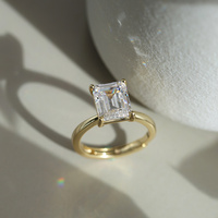 Bague ajustable en argent S925 plaqué rhodium, avec grande moissanite taille émeraude couleur D VVS1, sertie sur quatre griffes rondes - Prix de gros