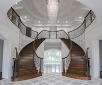 Escalier en bois massif à marches courbes pour rénovations de maisons traditionnelles et résidences de style classique