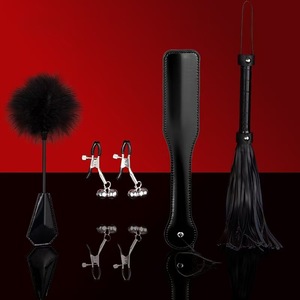 Set di 4 Pezzi per Addestramento BDSM: Frusta, Paletta, Piuma, Pinza per Capezzoli, Gioco di Ruolo per Adulti, Giocattolo Sessuale SM in Materiale PU Multicolore - Product Image 3