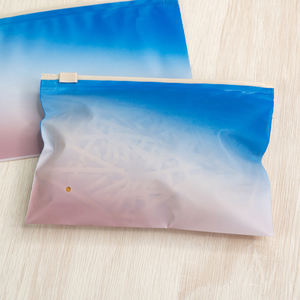 ถุงใส่เสื้อผ้าแบบไล่สีตามสั่ง ถุงพลาสติกใส่เครื่องสำอาง ถุงซิปล็อคสำหรับเสื้อผ้า ถุงซิปแบบฝ้าสำหรับธุรกิจขนาดเล็ก - Product Image 4