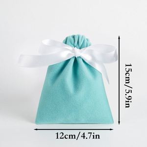 Sacs cadeaux en velours pelucheux avec cordon de serrage, 12x15cm, noir, rouge, rose, violet, avec ruban, pour Noël, mariage, fête, emballage de bijoux - Product Image 4