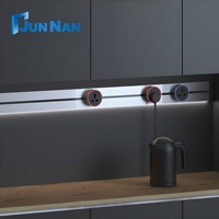 Enchufe de riel de aleación de aluminio montado en pared, toma de corriente de plástico a prueba de polvo para muebles de cocina y oficina