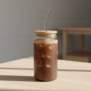 Vaso de Vidrio Acanalado Olmos de 550 ml, EK024, con Tapa de Madera y Pajita Reutilizable, Vaso Transparente para Bebidas Frías, Café Helado, Smoothies - Product Image 1