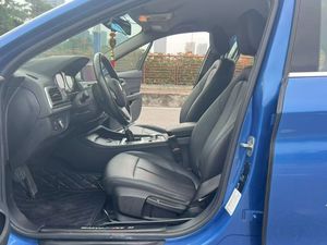 <span class=keywords><strong>BMW</strong></span> <span class=keywords><strong>118i</strong></span> Fashion Edition Sedan 2019 |   1.5T Turbo Automático, Volante a la Izquierda, Interior Oscuro, Asientos de Tela, Neumáticos R17, Luces LED |   FWD - Product Image 4