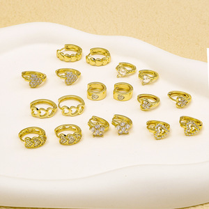 Pendientes Huggie en forma de corazón chapados en oro con diamantes de imitación de cristal para mujer, lindos pendientes de aro a la moda - Product Image 2