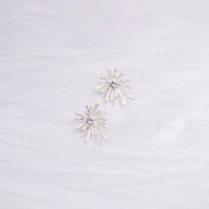 ต่างหูเงิน Junxing ดีไซน์คลาสสิก รูปทรงเรขาคณิต ประดับคริสตัล สไตล์เกล็ดหิมะ ชุบเงิน ป้องกันการแพ้ เหมาะสำหรับทุกเพศ จัดส่งรวดเร็ว - Product Image 1