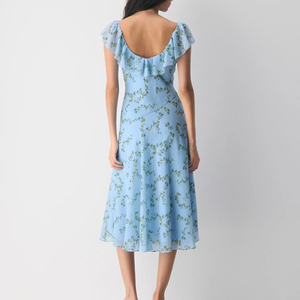 เดรสสีฟ้าอ่อนพิมพ์ลายดอกไม้แบบเปิดไหล่ กระโปรงลำลองชายระบายทรงเอไลน์ ความยาวปานกลาง เหมาะสำหรับงานแต่งงาน วันหยุดพักผ่อน หรือใส่ไปงานเลี้ยงฤดูร้อน - Product Image 4