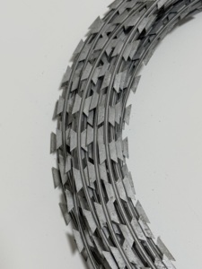 Fil <span class=keywords><strong>barbelé</strong></span> galvanisé, clôture de sécurité résistante aux intempéries pour cour de stockage, usine et sécurité périmétrique - Product Image 4