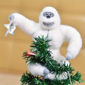 Adorno Navideño <span class=keywords><strong>de</strong></span> Peluche Premium con Forma <span class=keywords><strong>de</strong></span> <span class=keywords><strong>Yeti</strong></span> Abrazando una Estrella para la Punta del Árbol - Chimpancé Blanco Hecho a Mano, Suministro <span class=keywords><strong>de</strong></span> Fábrica <span class=keywords><strong>de</strong></span> Guangdong - Product Image 1