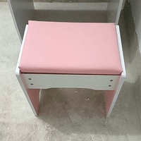 Coiffeuse nordique pratique avec miroir et armoire de rangement latérale pour la chambre à coucher