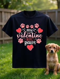 T-shirt My Valentine Has Paws per gli amanti dei cani, design con stampa di zampe, morbido e pesante, 100% cotone, regalo di San Valentino - Product Image 2