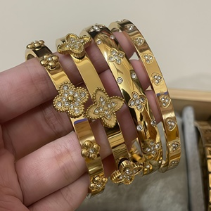 Brazalete Elegante con Incrustaciones de Diamantes en Forma de Flor, Brazalete de Alta Gama con Hebilla en Forma de Corazón y Flor para Mujer - Product Image 1