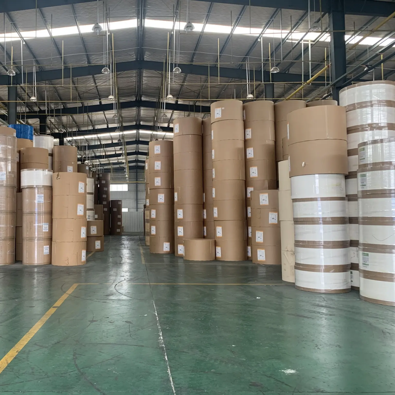 कम कीमत फैक्टरी प्रत्यक्ष बिक्री गर्म बिक्री पीई लेपित क्राफ्ट पेपर रोल कच्चे सामग्री कागज कप रोल में किए गए स्टॉक में चीन