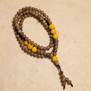 Cuentas de Agarwood Mala Hechas a Mano, las Más Vendidas, Agarwood Natural Vietnamita, 108 Cuentas Mala con Madera de Coral Fósil Amarillo, Color Marrón, Mi Aga - Product Image 4