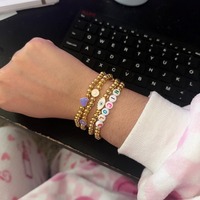 Bracelets extensibles personnalisés avec perles initiales, perles dorées, breloques œil porte-bonheur et pendentif cœur émaillé – Cadeaux d'anniversaire pour elle