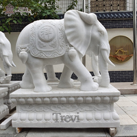 Sculpture d'éléphant grandeur nature en marbre blanc, sculptée à la main, avec trompe porte-bonheur, statue animale en pierre pour la décoration d'entrée de temple, jardin ou villa