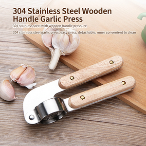 Prensa de ajo de acero inoxidable con mango de madera, triturador de ajo manual, exprimidor, utensilio de cocina duradero y fácil de limpiar para triturar ajo - Product Image 1