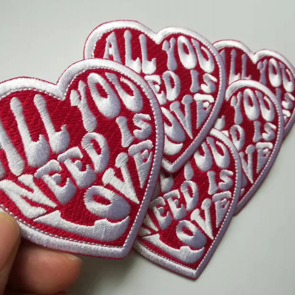 Patchs de broderie personnalisés, tout ce dont vous avez besoin est de l'amour, patchs de broderie de lettres en forme de coeur, fer sur support