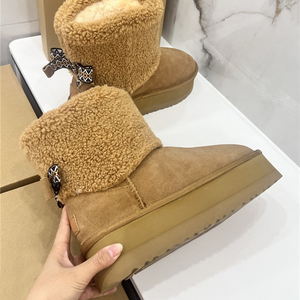 Bottes de neige unisexes de créateur, à semelle épaisse, confortables et chaudes, mi-mollet, de luxe, antidérapantes, en daim avec bords pliés, pour l'extérieur - Product Image 5