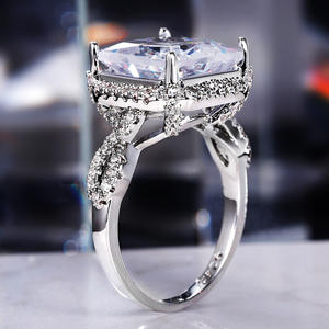 Anillo de Compromiso de Diamantes con Corte Asscher en Oro Blanco para Mujer F721, Diamantes Laterales de Color D Naturales - Product Image 2