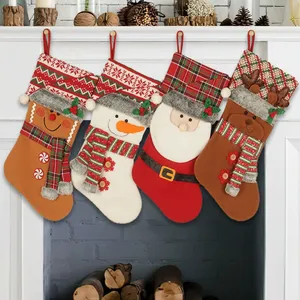Sac de Noël en peluche adorable motif renne à carreaux classique 3D de 18 pouces pour cheminée, idéal comme sac cadeau de Noël - Product Image 1
