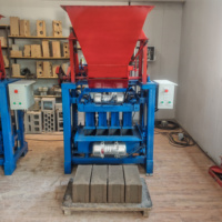 Machine à fabriquer des briques semi-automatique certifiée CE, équipée pour la production de briques à partir de cendres volantes et de scories.