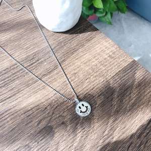 สร้อยคอเงินแท้ S925 ลายใบโคลเวอร์สี่แฉกพร้อมหน้ายิ้ม สไตล์เรโทร ดีไซน์เรียบง่าย ประดับลูกปัดเม็ดเล็ก เหมาะสำหรับคู่รัก - Product Image 3