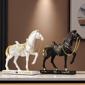 Escultura de estatua de resina de caballo Martingale de pie personalizada, adorno de <span class=keywords><strong>animal</strong></span> bonito para decoración del hogar, adorno de arte temático de caballo árabe - Product Image 1